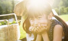 当学生放寒假时，他们感到万分开心并兴高采烈，这是他们期待已久的时间，可以充分享受属于自己的假期时光