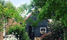 以动作形式表达开心的人物：快乐的人物在嬉笑中跳跃、欢呼雀跃、激动地舞动身体、高喊着幸福的声音、兴奋地跳起来，表现出无尽的喜悦和愉悦