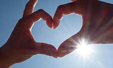 享受着满满幸福感，身心愉悦，心情无比开心的表达