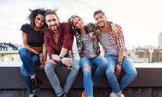 享受愉悦时刻的快乐年轻人：如何度过最美好的时光