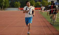 用于初中运动会的激励性口号或助威口号，如何创造一个让参赛者和观众振奋的氛围？