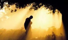 探讨个人信仰与哲学观点，以座右铭为核心，深入思考人生意义与发展路径