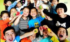 幼儿园小朋友们尽情欢笑，充满愉悦和快乐的可爱场景刻画