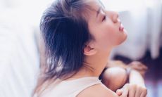 当指尖若隐若现地流淌出悲伤旋律：一种通过指缝传递的情感表达方式