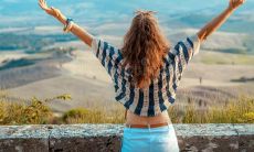 喜上眉梢的被穷迫的时刻：形容穷人开心的短句子