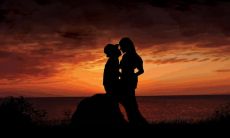 「曾经爱情陪伴岁月，不断流淌的句子」