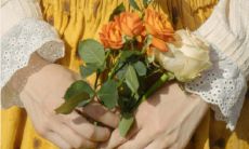 用富有内涵和优美的词汇来表达自己的思想和情感：深入而精致的措辞闪耀着文学的光芒