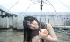 在元宵节通过短信向女孩表达关心和问候的温馨举动