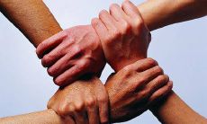 如何在团队中树立正能量和共享精神的氛围？